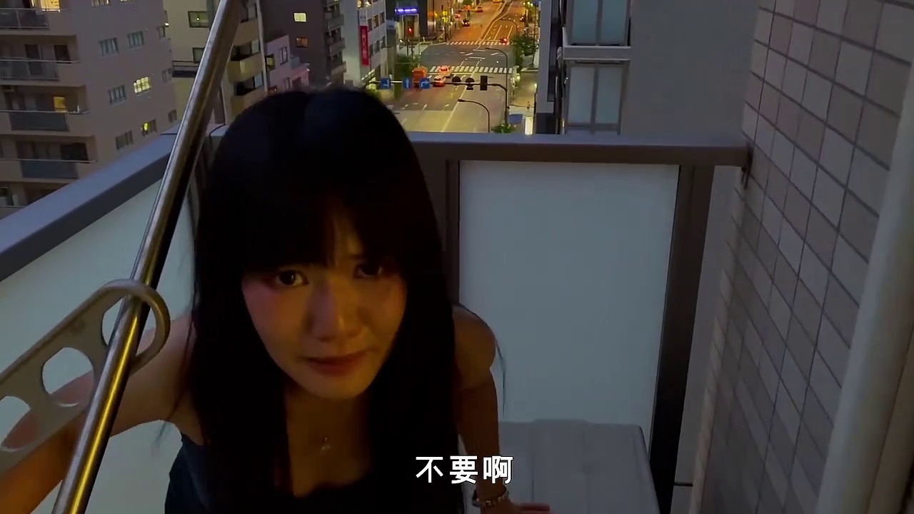 被困阳台的女人