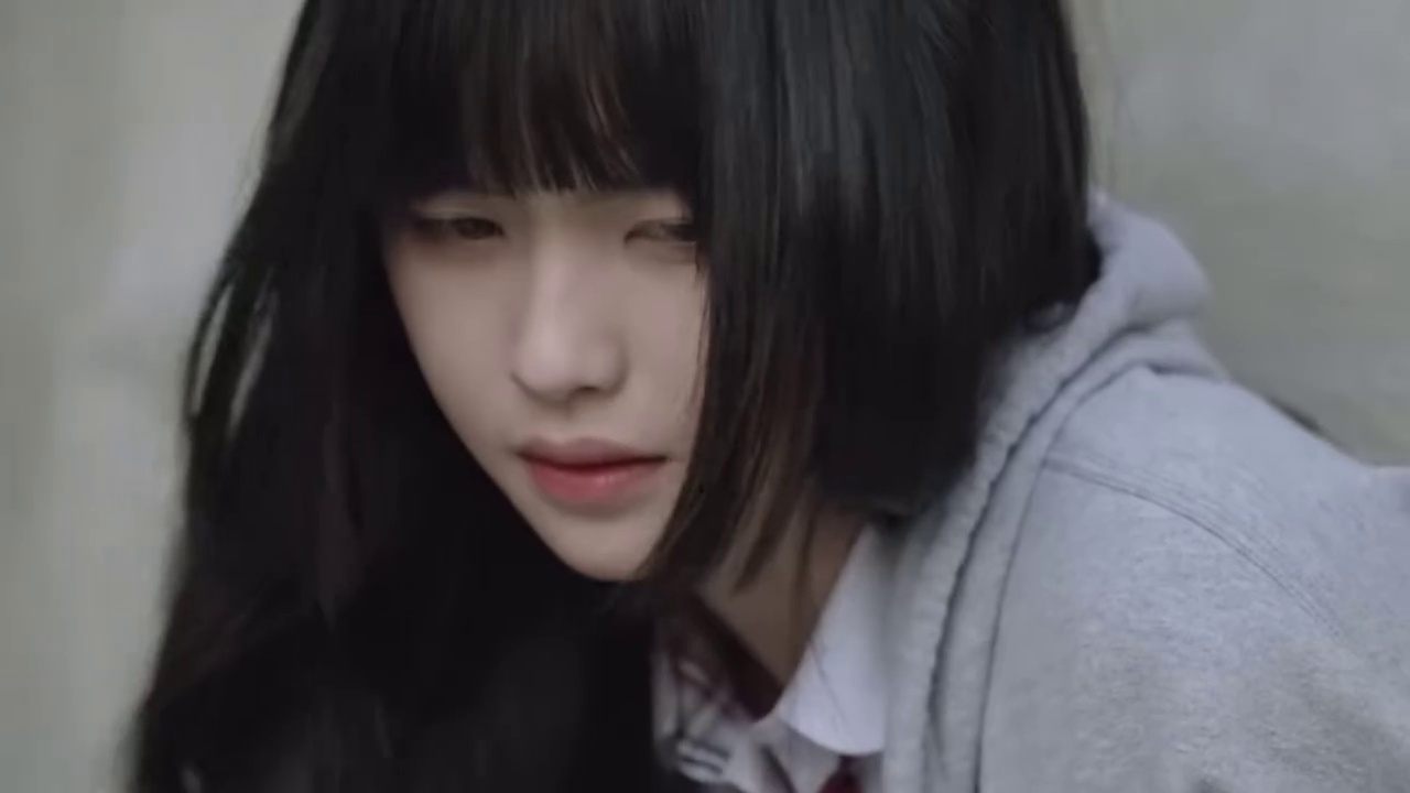 被困在墙里的女生