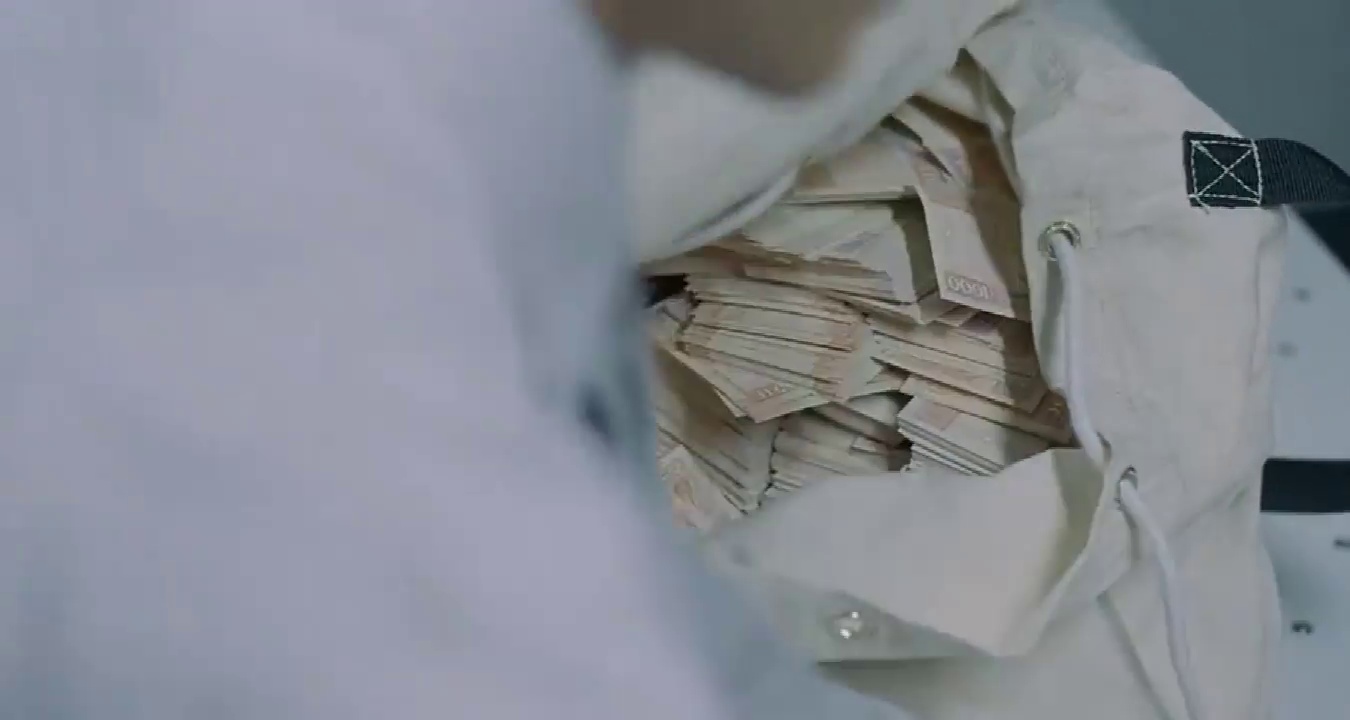 目露凶光